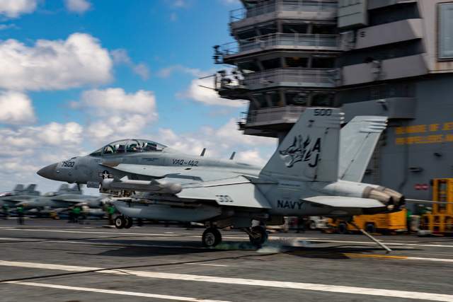 18亿“打水漂”！杜鲁门号损失第三架超级大黄蜂 美航母神话破