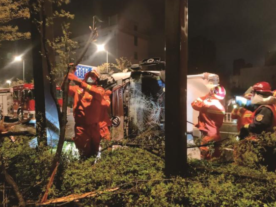 司机疲劳驾驶致车辆侧翻 车头损伤严重所幸人没有受伤